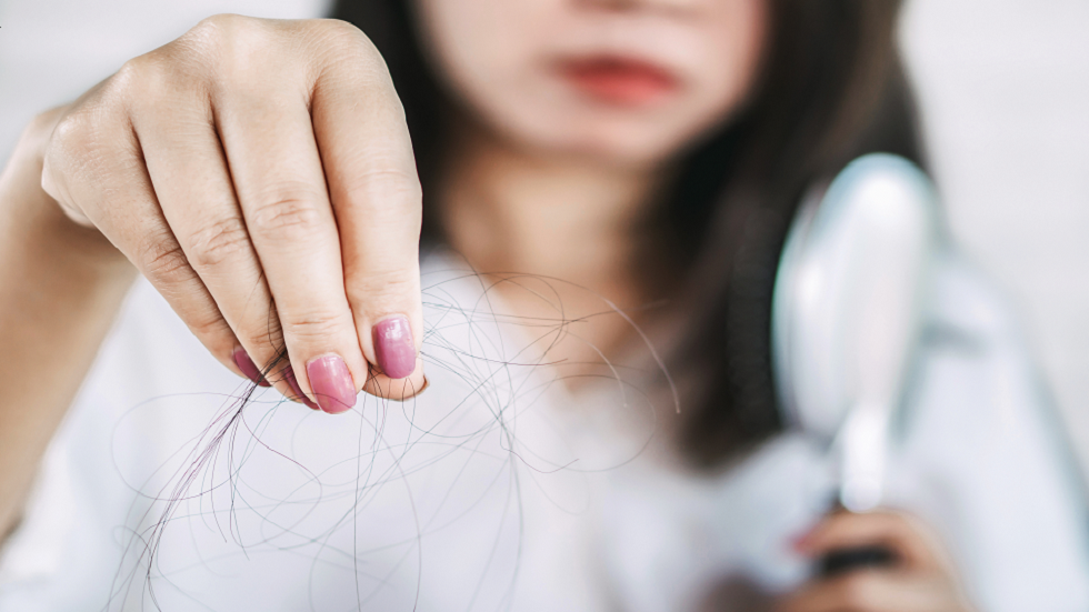 عادة شتوية خطيرة تسبب تساقط الشعر.. خبير بريطاني يوضح السبب