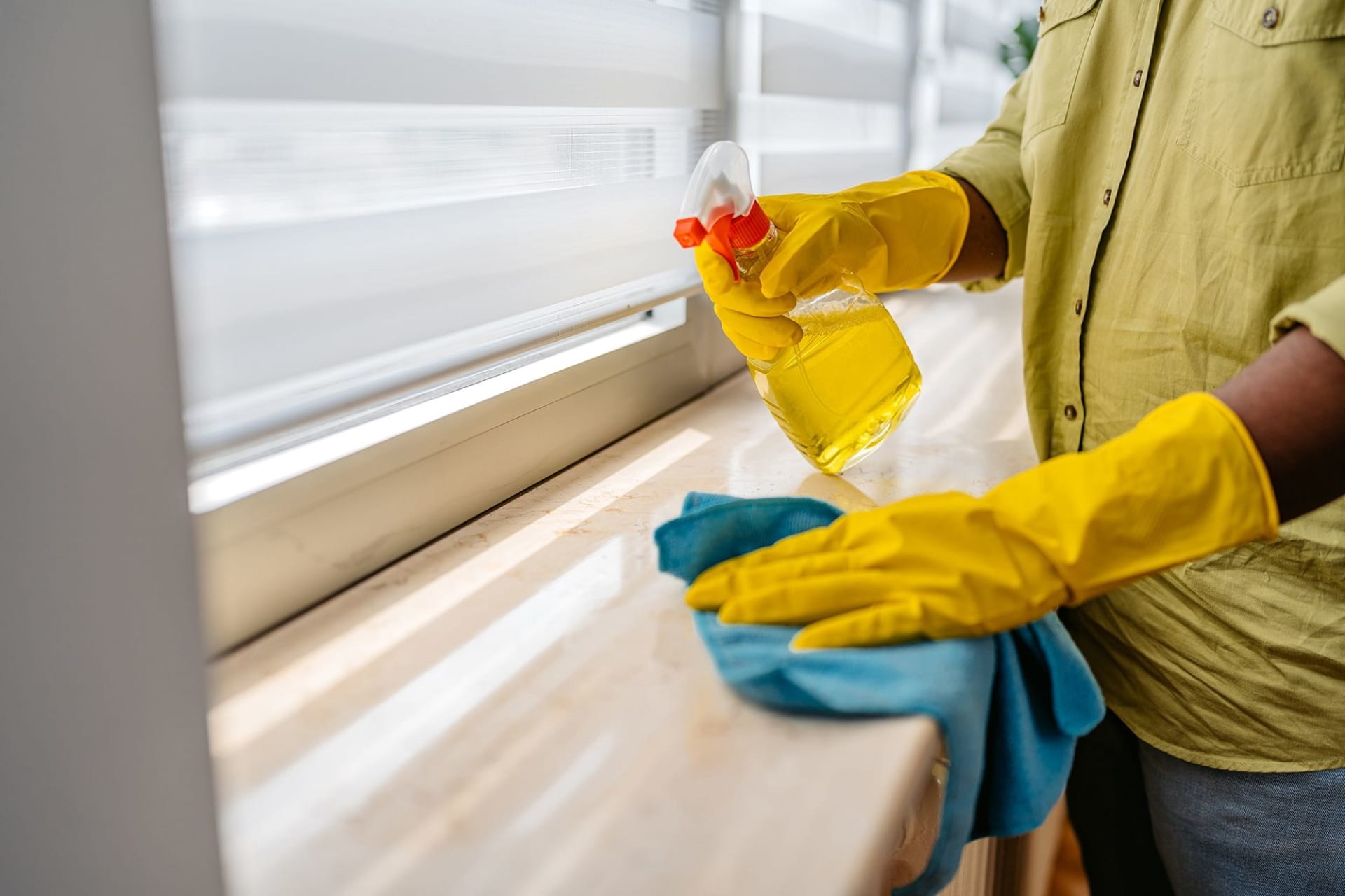 أسئلة مهمة قبل توظيف مساعدة منزلية: دليلك لاختيار خدمة تنظيف آمنة وموثوقة