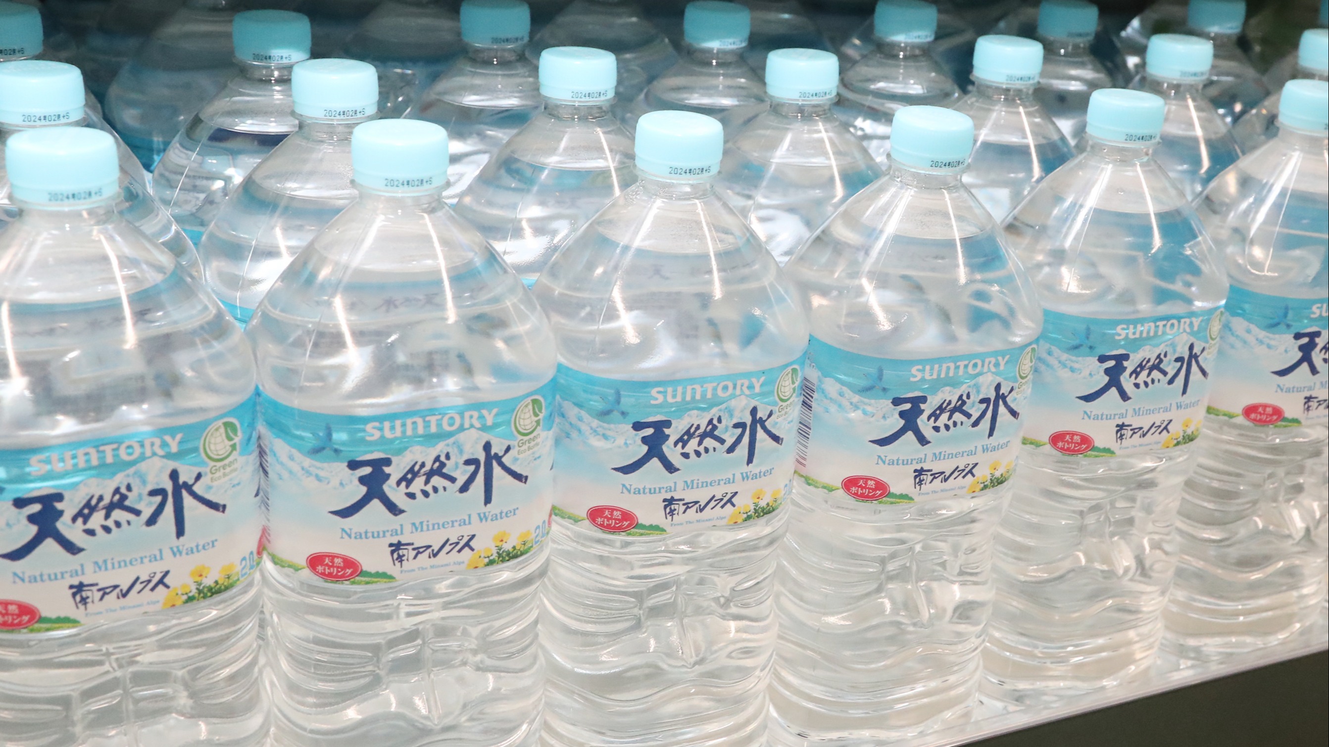 سنتوري اليابانية تطلق مياهًا تقلل دهون البطن وتثير الجدل