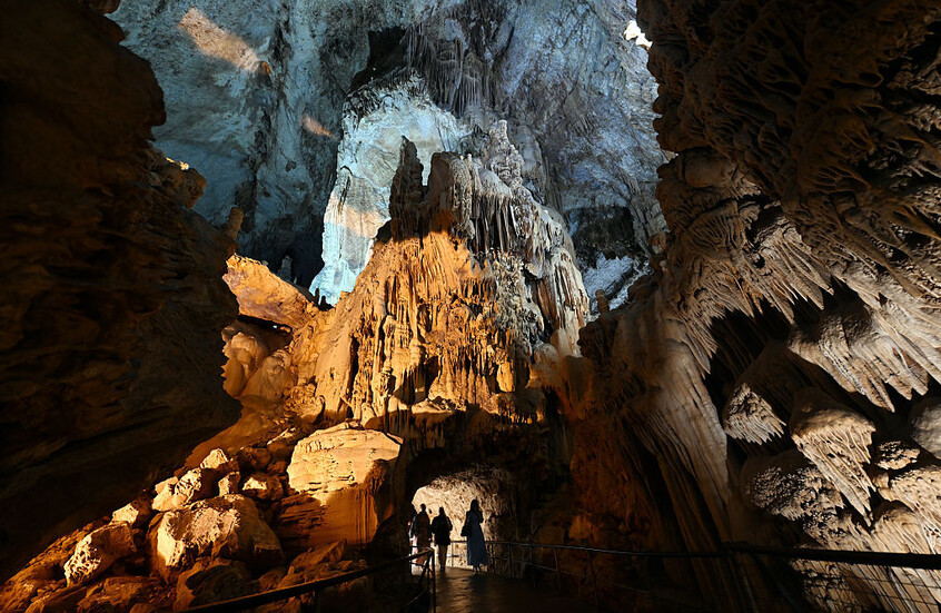 غضب في لبنان بعد إقامة حفل زفاف داخل مغارة جعيتا