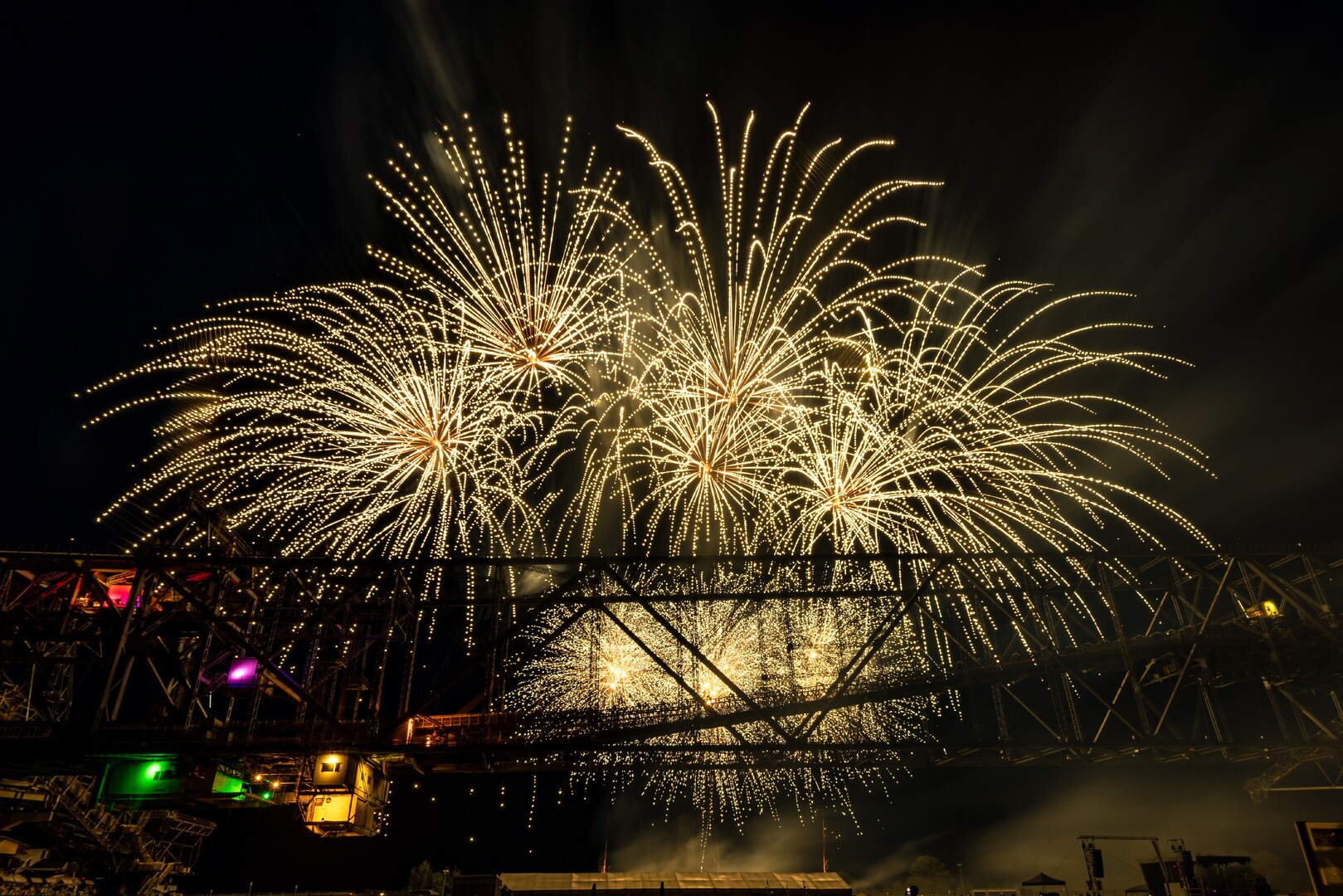 فرق الإطفاء تتعرض لهجوم بالألعاب النارية في ليفربول