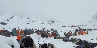 إنقاذ 900 شخص حاصرهم الثلج في جبل إيفرست بالصين