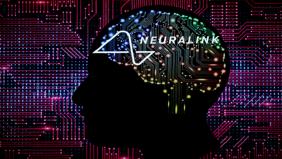 مريض يتحكم بذراع آلية باستخدام قوة الفكر عبر شريحة Neuralink من إيلون ماسك