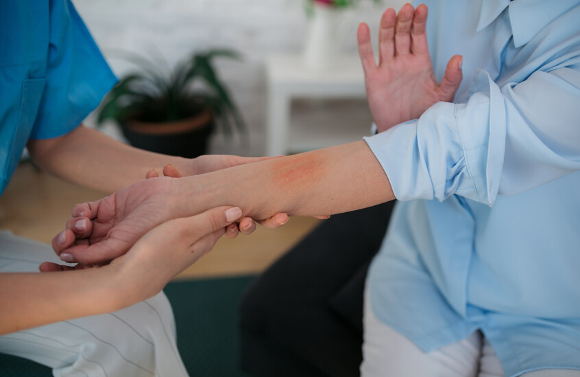 دراسة: الأعراض الجلدية قد تكشف مبكرًا عن الاضطرابات النفسية وخطر الاكتئاب والانتحار