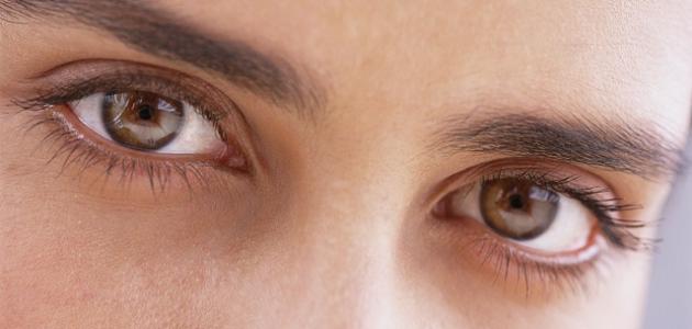 خطوات يومية فعّالة للعناية بمنطقة تحت العينين