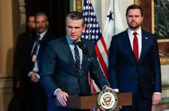 نيزك يصطدم بطائرة تقل وزير الحرب الأمريكي ويتسبب بأضرار نيزك يصطدم بطائرة تقل وزير الحرب الأمريكي ويتسبب بأضرار