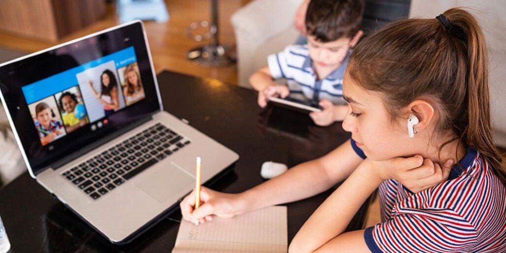 الإفراط في استخدام الشاشات يقلل التحصيل الدراسي للأطفال بنسبة تصل إلى 10%